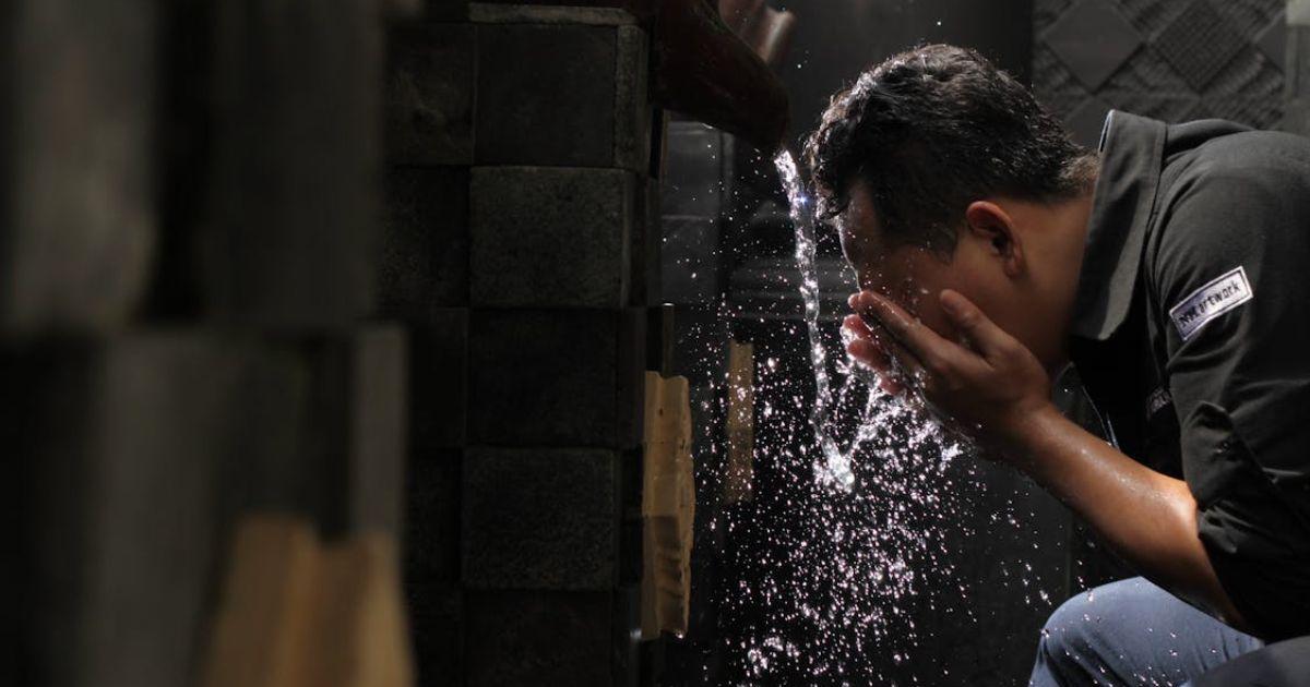 Health Listicle: 5 Ways To Build The Essential Men's Skincare Routine: