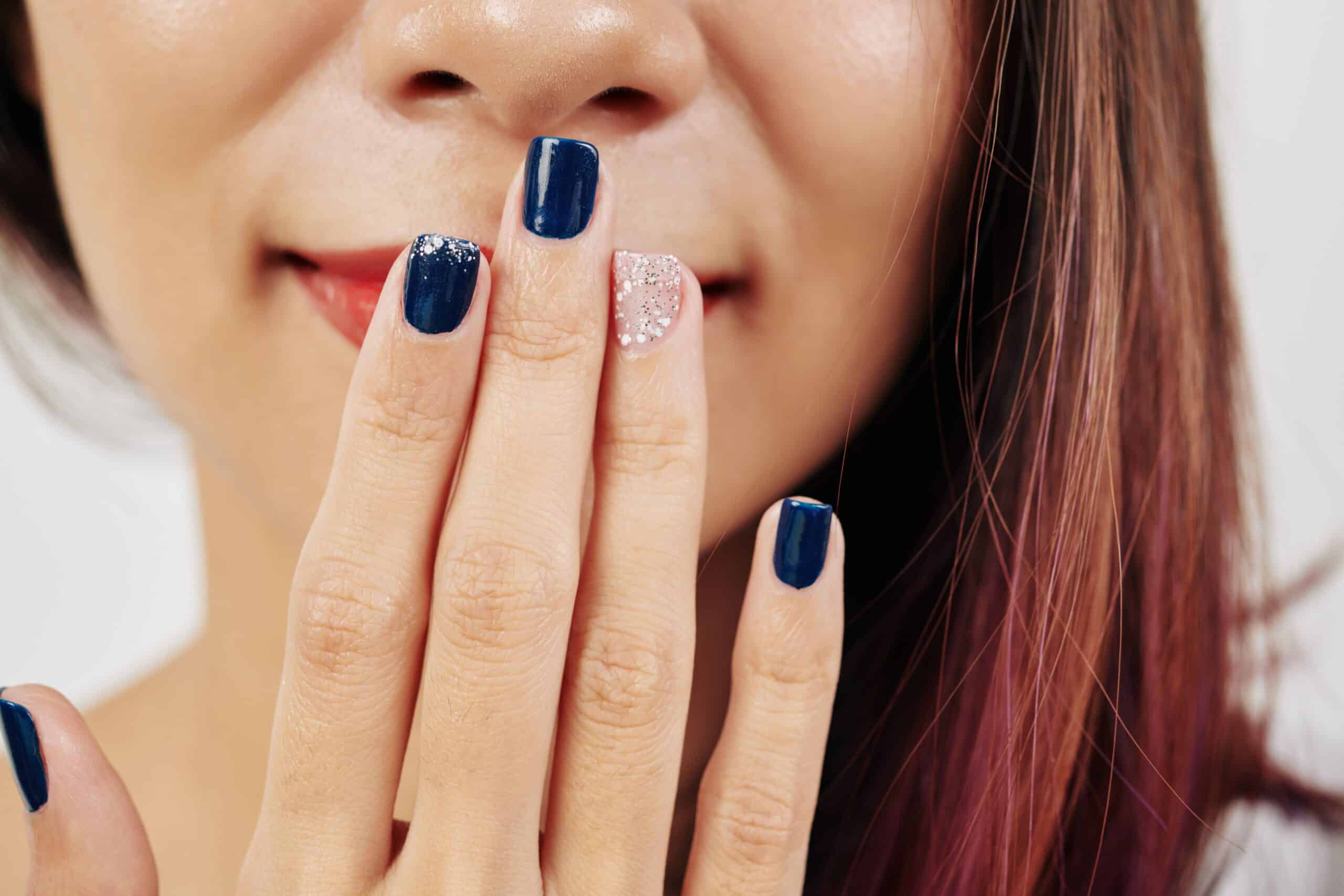 dark nails with glitter