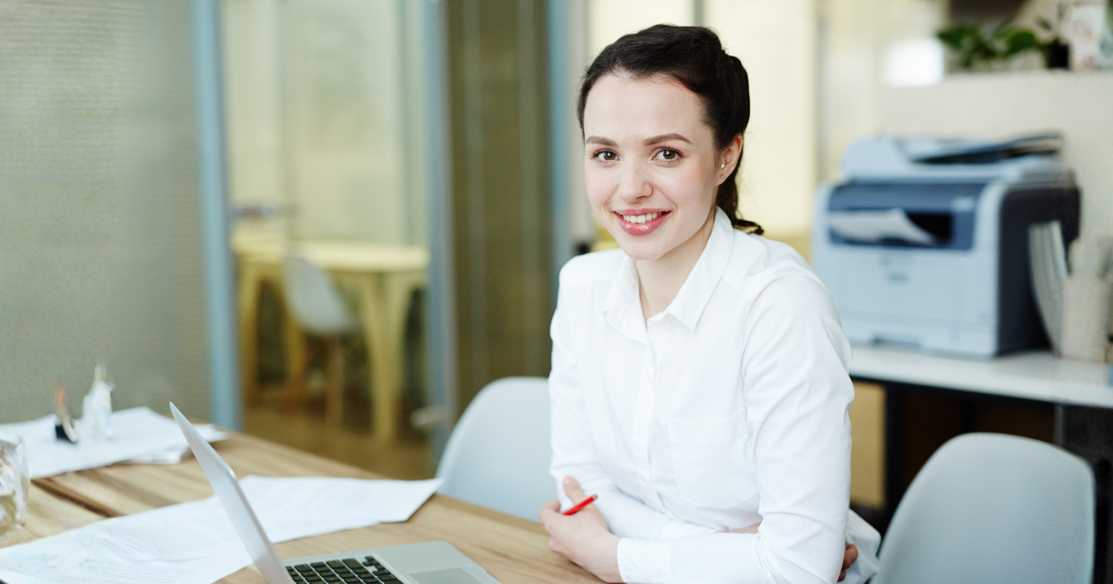 Psychology says women who wear minimal makeup usually possess these 7 confident traits